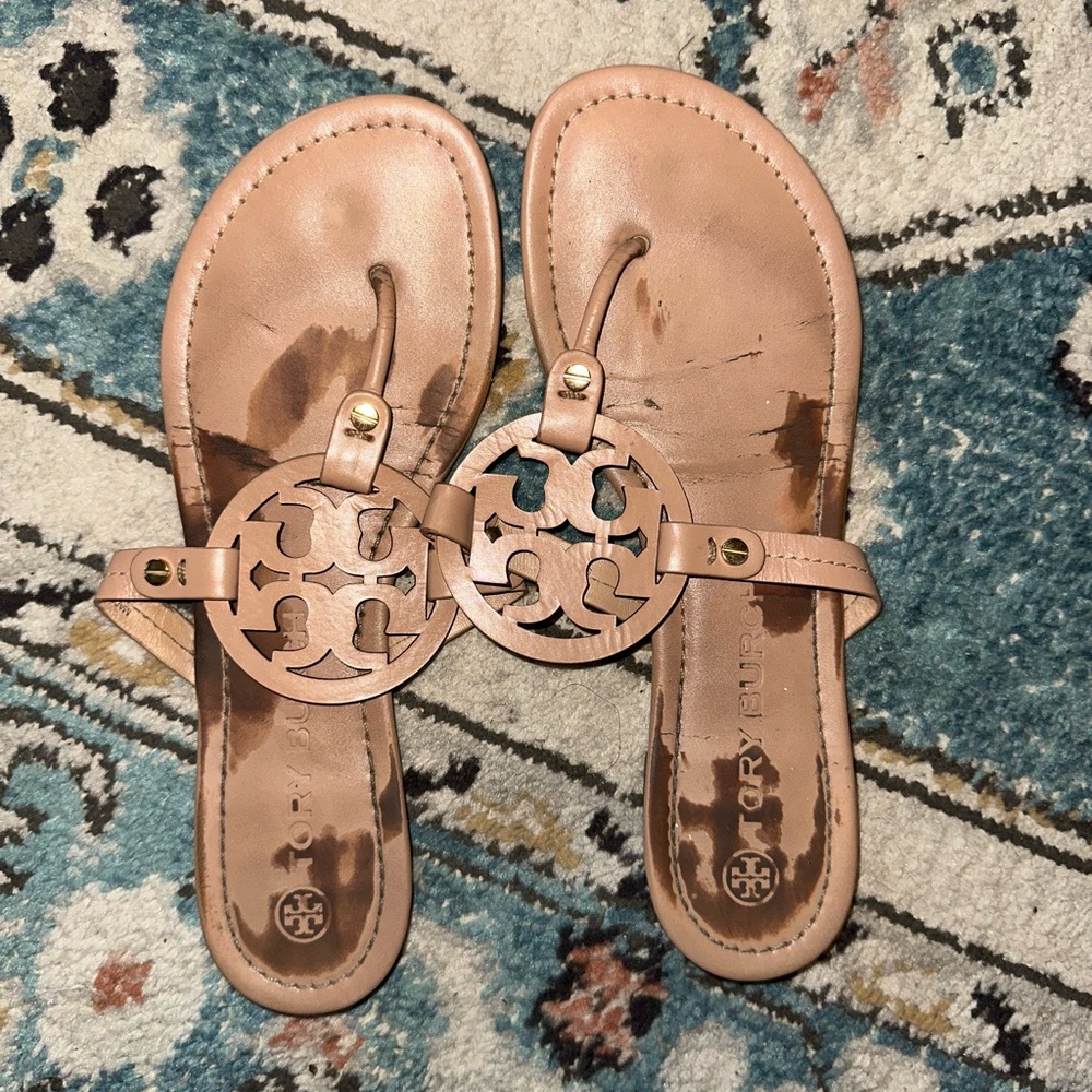 Tory Burch Sandals logo